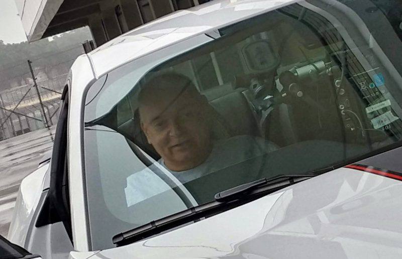 Sentado e me sentindo confortável e encaixado no banco