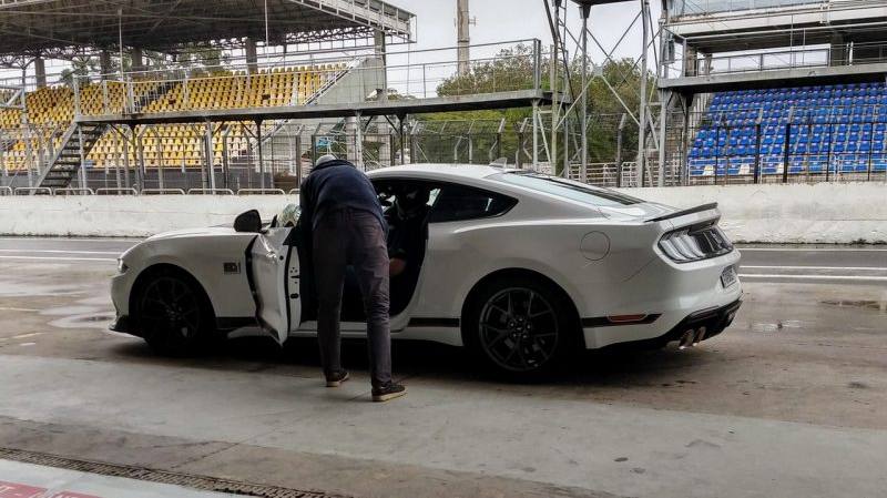 O piloto Luís Gozzani recebe as últimas instruções para levar um "passageiro"