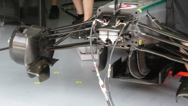 No chassi Mercedes de Nico Rosberg, os condutores de fluído da suspensão FRIC (Foto Mercedes-Benz Media)