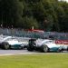 Momento crucial do GP da Bélgica: Rosberg, por fora, toca em Hamilton (Foto Mercedes Benz Media)
