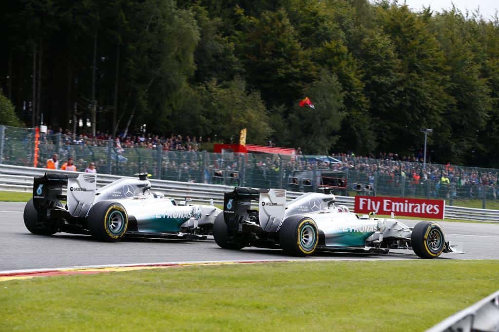 Momento crucial do GP da Bélgica: Rosberg, por fora, toca em Hamilton (Foto Mercedes Benz Media)