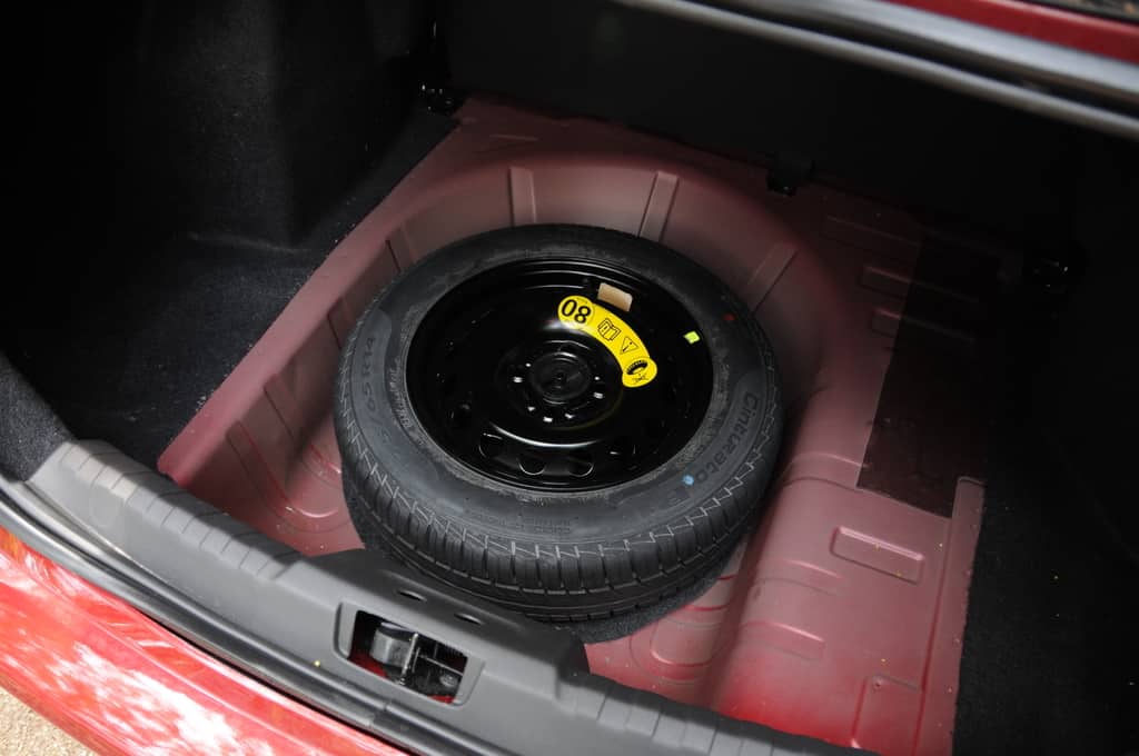 Estepe temporário, embora não seja do tipo fino; limite de velocidade é devido à seção mais estreita do pneu, 175 contra 195 mm
