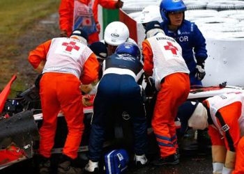A remoção de Jules Bianchi do carro acidentado (Foto extraída das redes sociais)