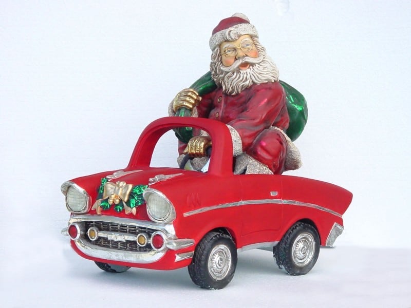 Papai Noel em um pequeno carro conversível, foto de um enfeite de Natal