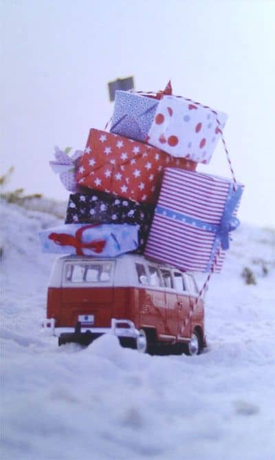 Miniatura de perua Kombi na neve com presentes gigantes amarados na capota, foto