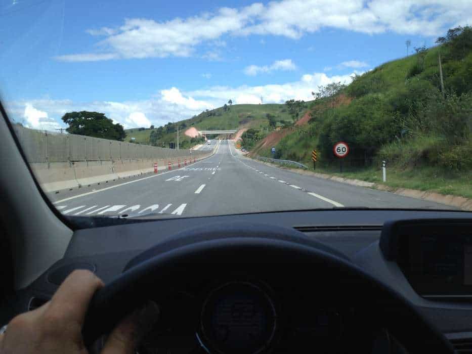 Na rodovia dos Tamoios, duplicada em parte recentemente,, a velocidade-limite de 80 km/h cai bruscamente para 60 km/h.