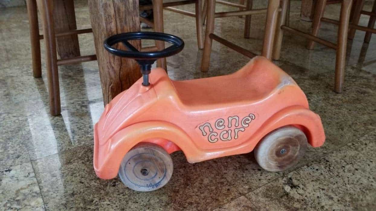 Trator de brinquedo trabalha no campo! Vídeo de história para crianças com  carros 