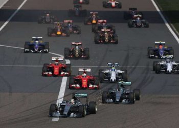 Largada do GP da China: domínio de Hamilton desde o início (Foto Mercedes Benz)