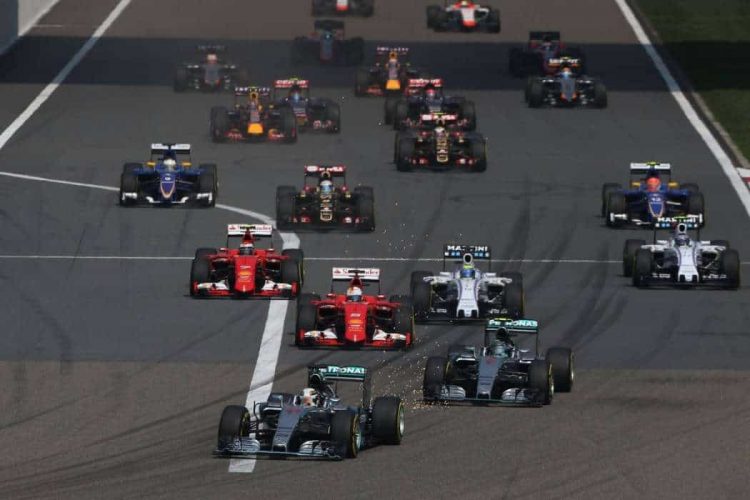 Largada do GP da China: domínio de Hamilton desde o início (Foto Mercedes Benz)
