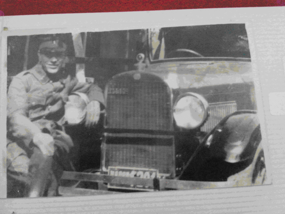Meu avô com seu Ford motor 3,8-litros com volante do lado “errado” (fonte álbum de família Nora)