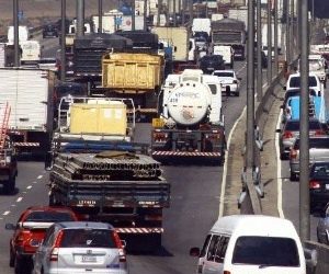 Carros e veículos pesados podem conviver pacificamente, basta querer (foto noticias.uol.com.br)