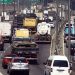 Carros e veículos pesados podem conviver pacificamente, basta querer (foto noticias.uol.com.br)