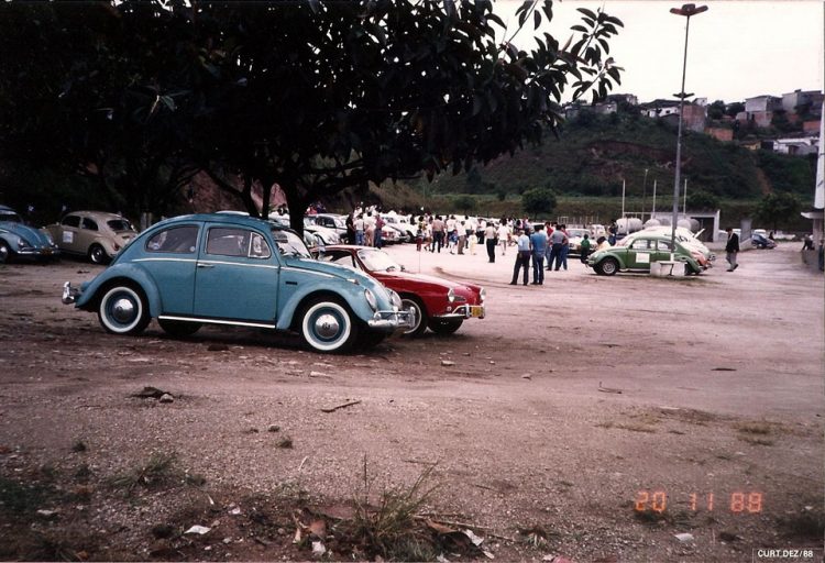 Uma vista parcial do amplo estacionamento oferecido na época pelo Restaurante Florestal 