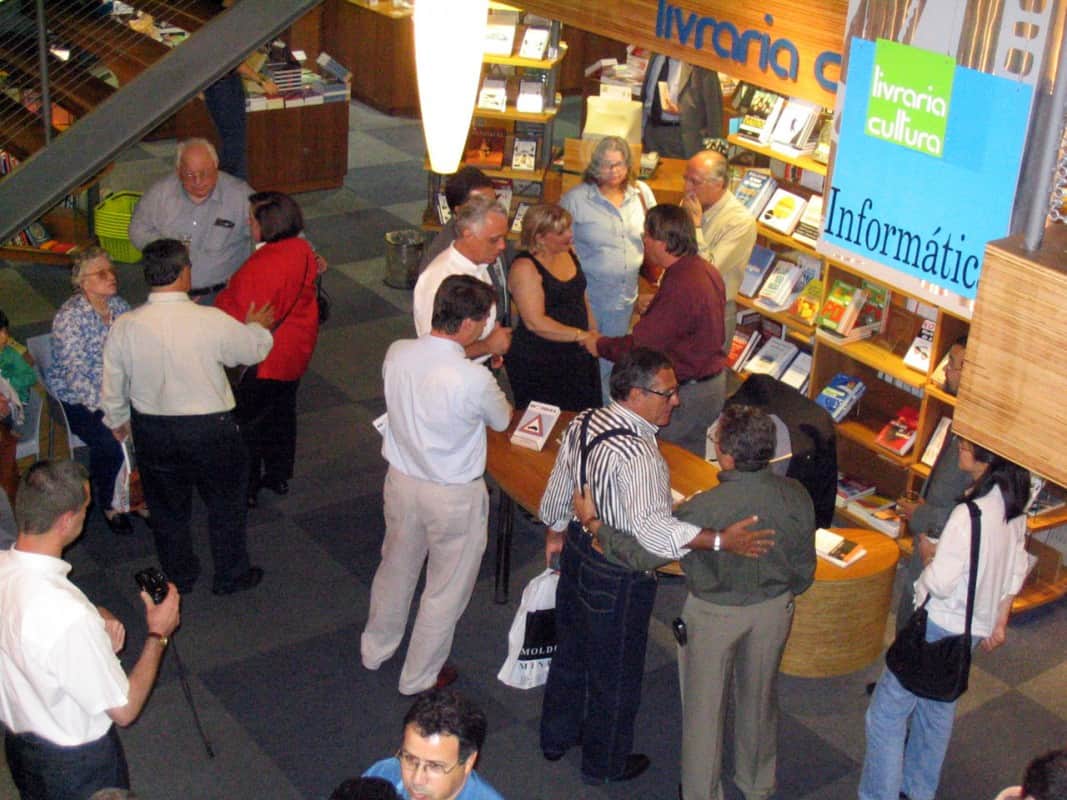 Vista superior parcial da sala da Livraria Cultura reservada para o lançamento do livro