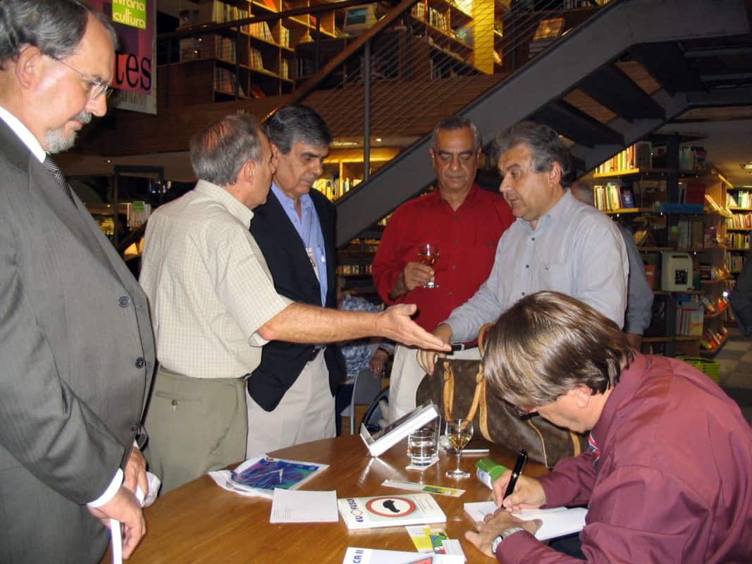 Da direita, em pé: Paulo Scali, os irmãos Rony e Bob Sharp, este autor de causo e do prefácio; um participante; e o colega Flory