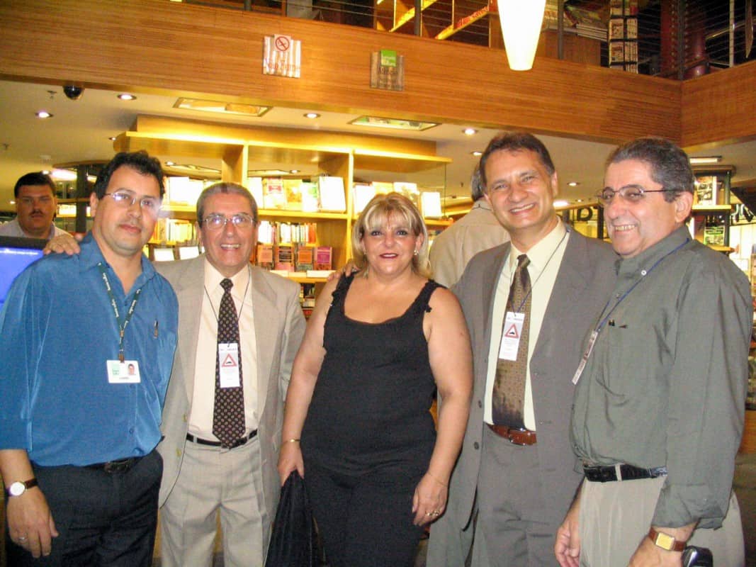 Da esquerda: Cássio, da Livraria Cultura; Francisco Ribas, da Editora Ripress; Cel. Marcondes e esposa e o Dermeval, da Ripress