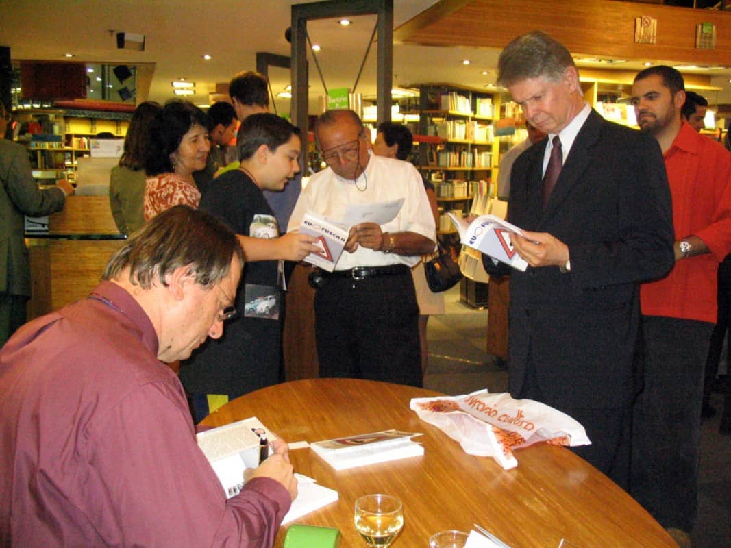 Destaque para o Julian Marcel da Costa Bária, autor, em pé, da camisa vermelha, à direita da foto
