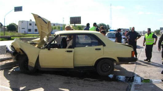 Dodge argentino em acidente real, batida em ângulo na defensa da estrada (en campaña jornal)