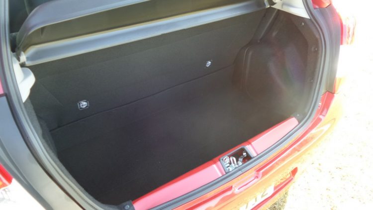 Porta-malas de 270 litros no hatchback