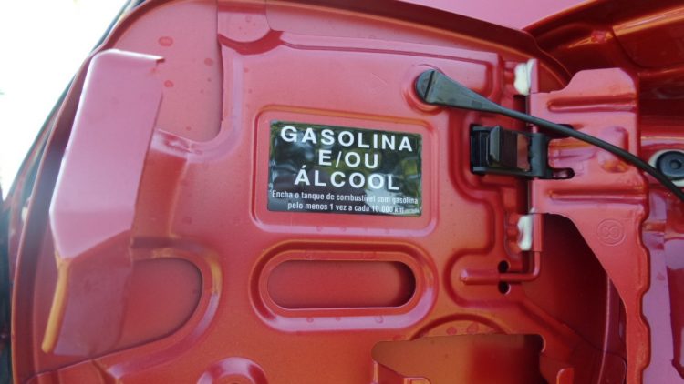 Nas letras miúdas a arcaica recomendação de a cada 10 mil km abastecer com gasolina