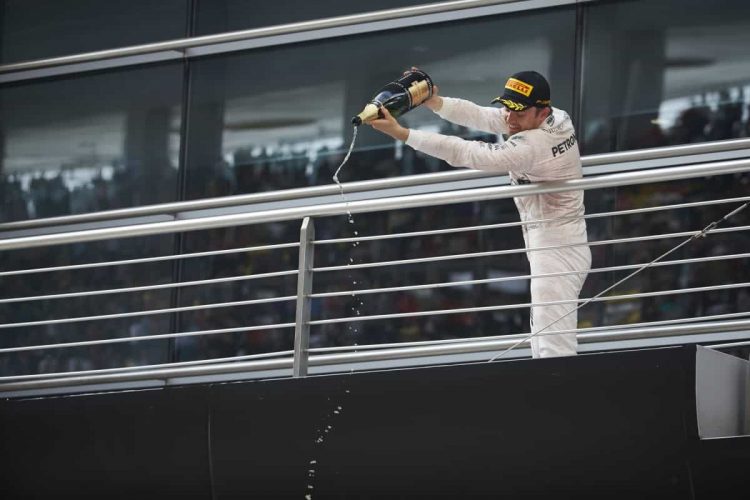 Nico: rei do pódio há seis GPs consecutivos (foto Mercedes)