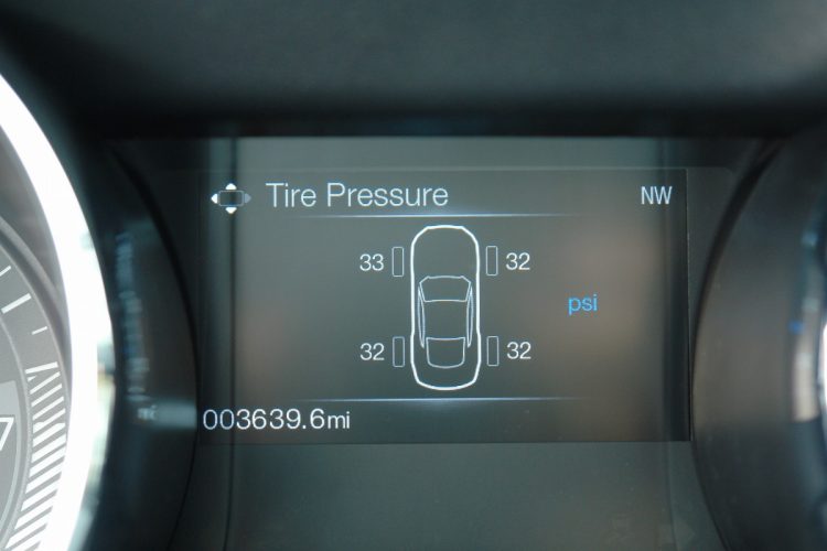 Pressão dos pneus também monitorada, de grande utilidade