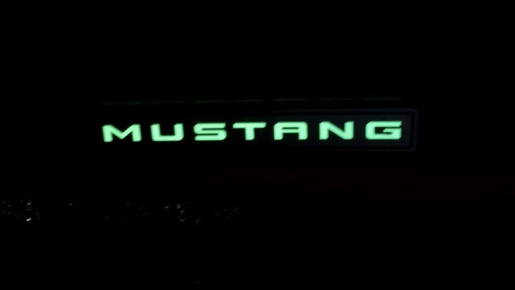 E a noite o Mustang acende