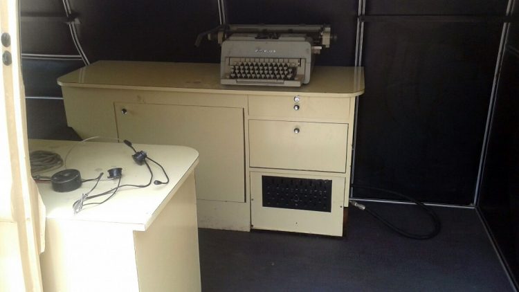 Móveis internos, este console parece ter sido feito sob medida e para uma função específica – a máquina de escrever é de época