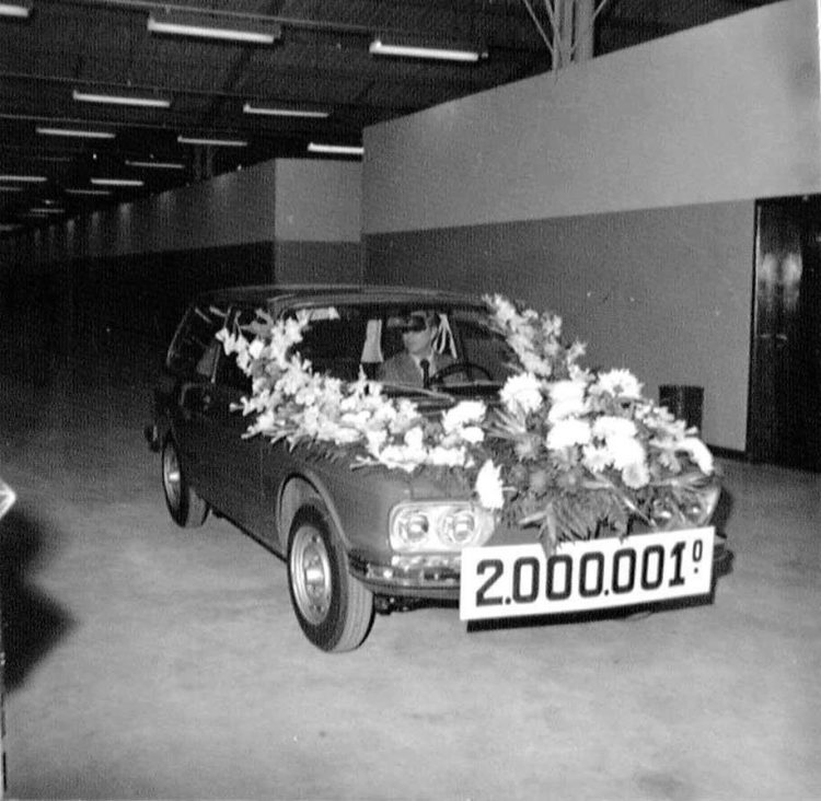 O VW Brasília número 2.000.001, decorado para a cerimônia, que foi sorteado para um funcionário da fábrica