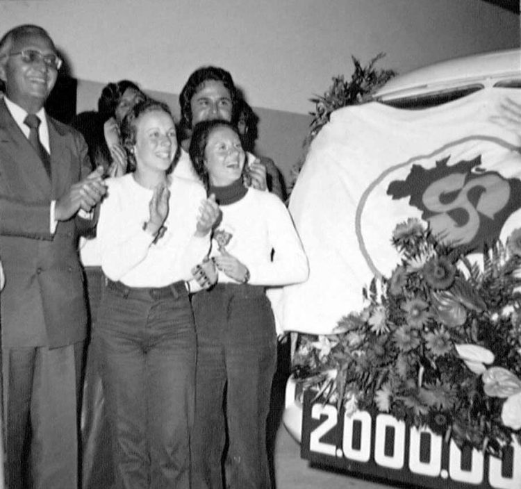 Detalhe da foto: à direita, a Kombi 2M com a frente coberta pela bandeira do Projeto Rondon