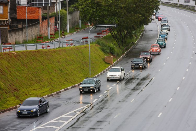 A carreata está chegando na rampa para pegar o viaduto que dá acesso ao São Paulo Expo, e na foto de abertura o comboio chega ao Salão do Automóvel (Foto Divulgação Volkswagen) 