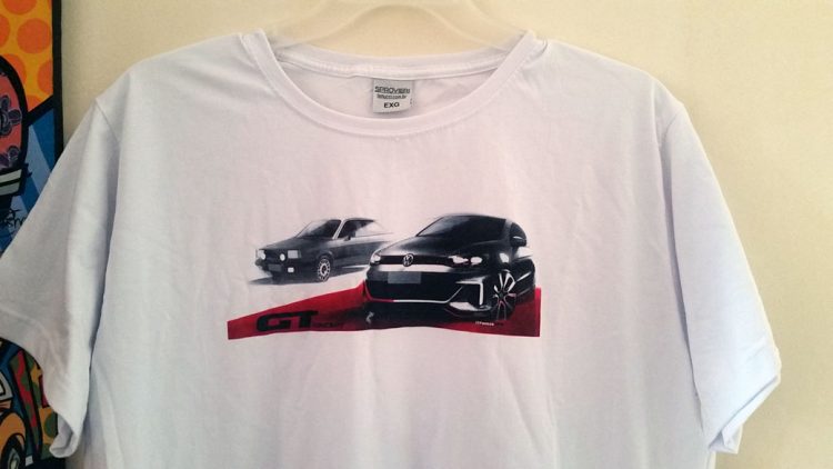 A camiseta oferecida pela Volkswagen com o desenho exclusivo do José Carlos Pavone destacando o Gol GT Concept que foi apresentado no Salão 2016 (foto Alexander Gromow) 