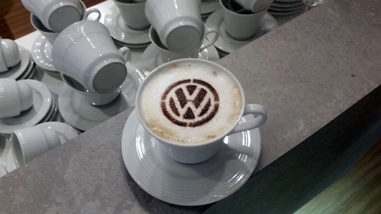 Um dos grandes sucessos entre os Volkswagenmaniacos: um cappuccino que vinha com o logo Volkswagen, muito bom e bonito (Foto Alexander Gromow)