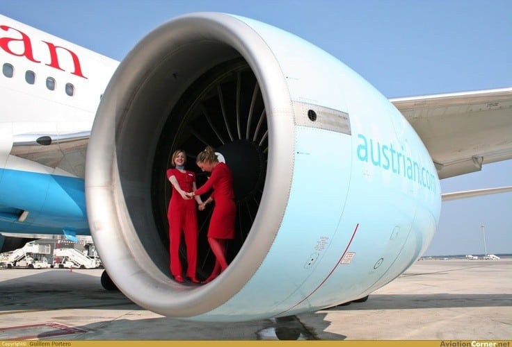 Para se ter uma noção do diâmetro do fan: duas aeromoças na boca do fan do GE90 do Boeing 777 (www.pinterest.com)