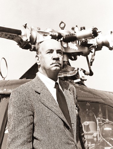 Igor Sikorsky de pé em frente a um helicóptero em foto feita por volta de 1950 (imagem de Bettmann/Corbis)