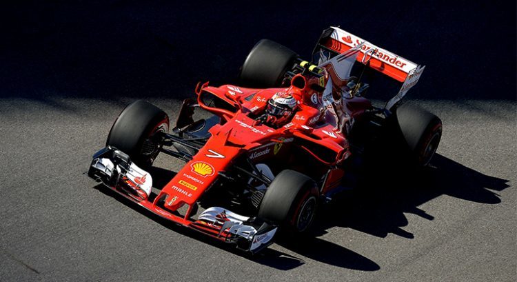 Kimi Räikkönen completa a primeira fila de largada ocupada pela Ferrari (Ferrari)