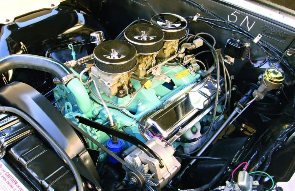 Motor do GTO com o kit Tri-Power (Hemmings)
