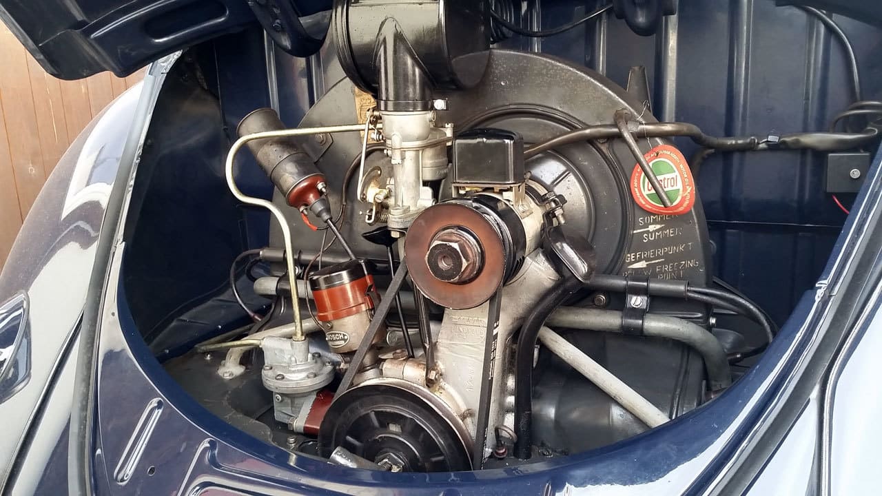 Motor, com o detalhe da alavanca na carenagem da turbina para ajuste entre verão - seta para a direita e inverno – seta para esquerda (Foto: autor)