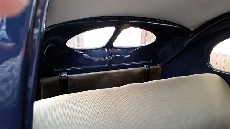 Interior traseiro do carro que era bastante espartano, com a luz que ajudava a arrumar as coisas no bagagito (Foto: autor)