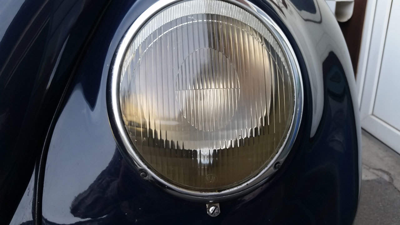 Lente do farol com o logotipo VW, um item cobiçado até os dias de hoje (Foto: autor)]