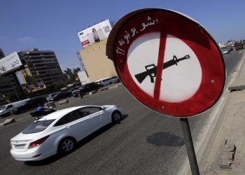 Uma placa de proibição que mostra um fuzil e uma frase em árabe que significa “nem de brinquedo”, na estrada em direção a Beirute, no Líbano (JOSEPH EID/AFP/Getty Images)