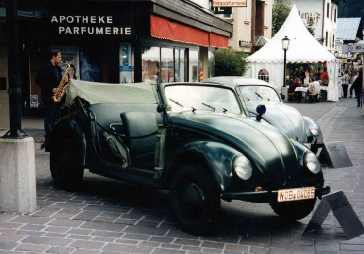 Um Fusca da Polícia 1949, Tipo 18A, e atrás dele o Fusca 1942 com placas KS-VW-42 que é o mais antigo Fusca em uso na Alemanha. Veterano montado sobre chassi de Kübelwagen