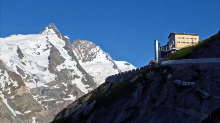  Chegando ao mirante "Kaiser-Franz-Josefs-Höhe"; à esquerda o pico Großglockner e à direita, o mirante (Foto decupada de vídeo da Diretoria do Großglockner)