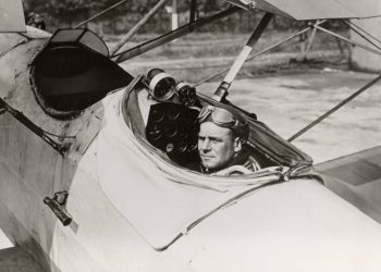 James H. Doolittle pouco antes do primeiro vôo "cego". Observe a instrumentação no painel.