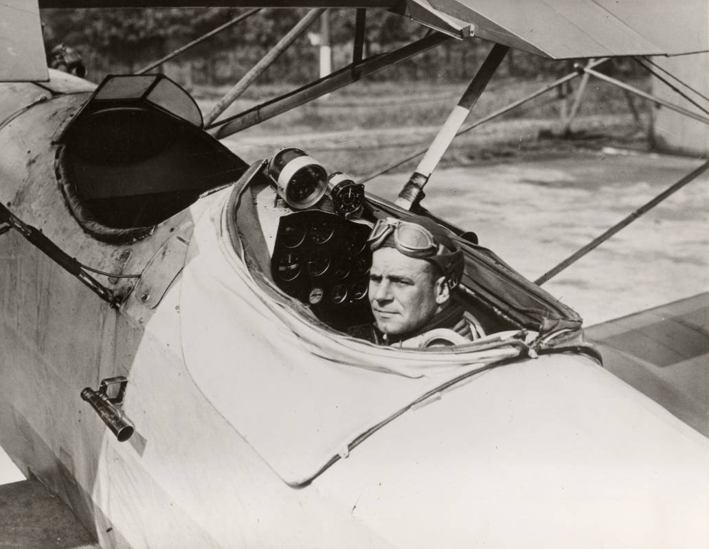 James H. Doolittle pouco antes do primeiro vôo "cego". Observe a instrumentação no painel.