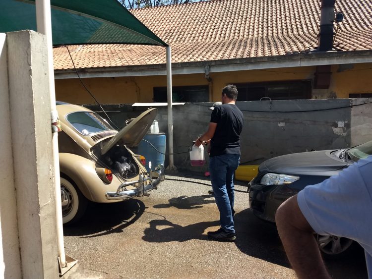 Até o próprio dono do posto pôs mãos a obra e deu uma força na lavagem do motor (Foto: autor)