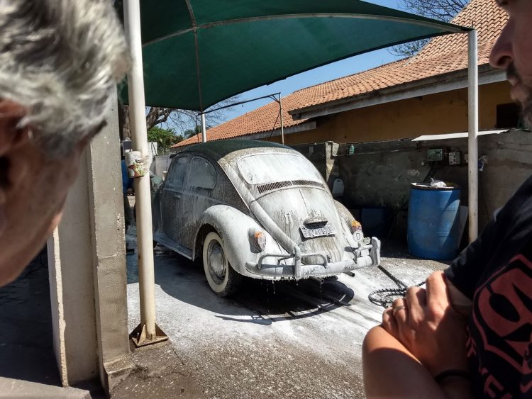 Agora é a vez do resto do carro ser lavado, em primeiro plano, o Bob e o Marcos conferem o procedimento (Foto: autor)