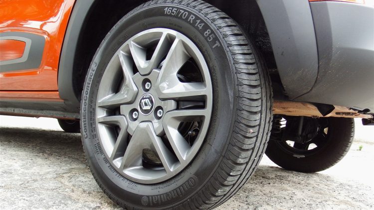 Rodas de aço 5Jx14 com calotas que imitam rodas de alumínio  com perfeição;  pneus perfil 70, bons para a buraqueira
