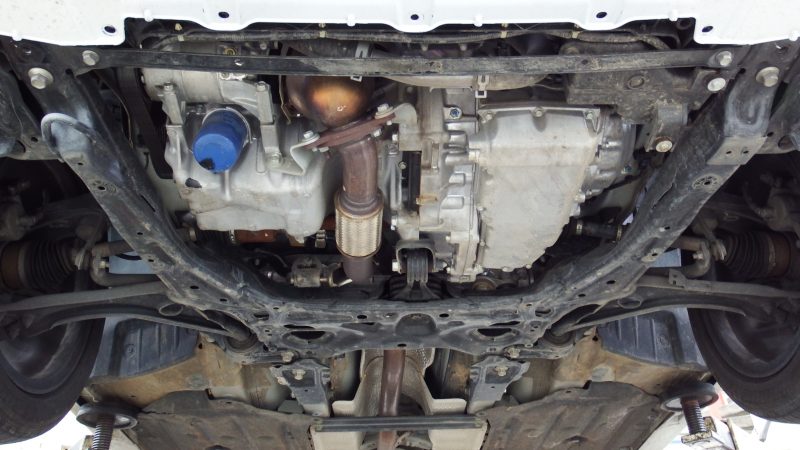 Detalhe do motor e câmbio vistos por baixo
