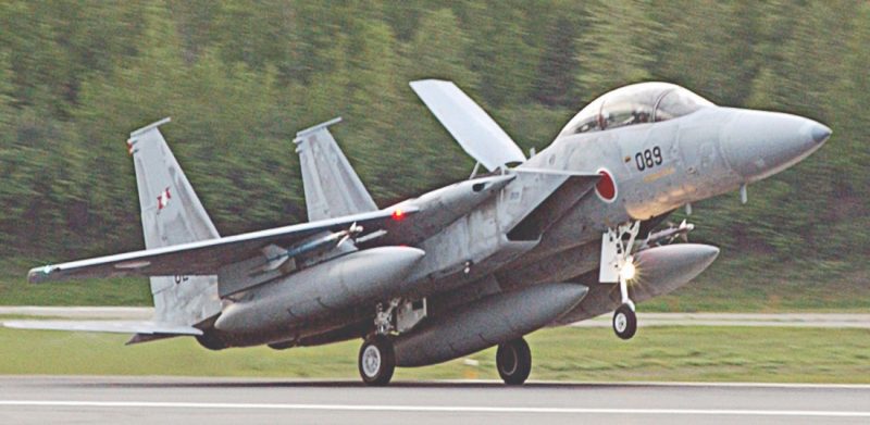 Freio aerodinâmico aberto nesse F-15J (Aviationist)